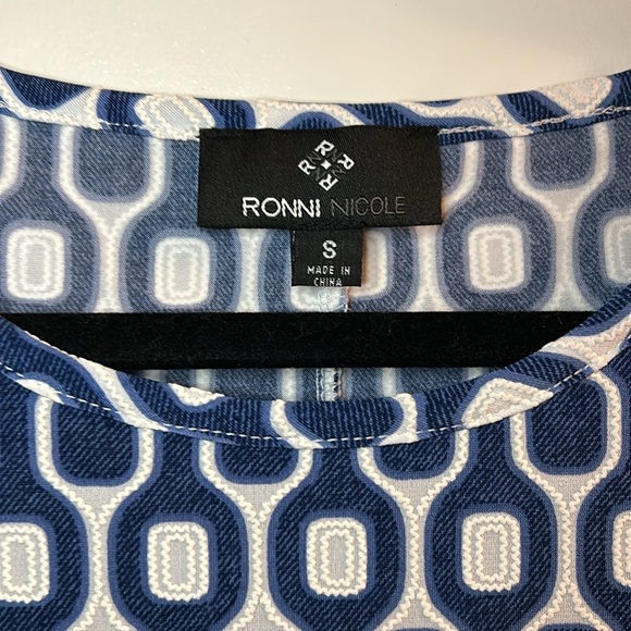 Ronni Nicole Dress Size Small Blue & White Textured Short Sleeveless Geometric - Picture 4 of 5